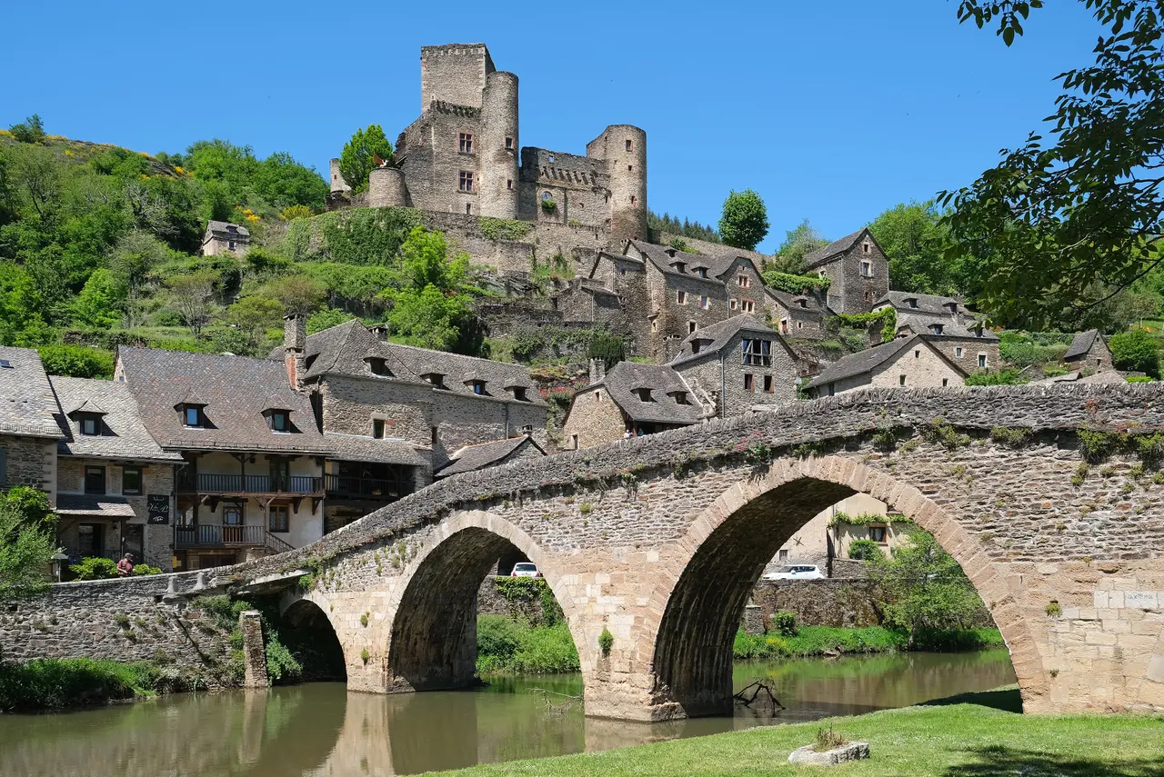 Le village de Belcastel et son pont de pierre sur l'Aveyron